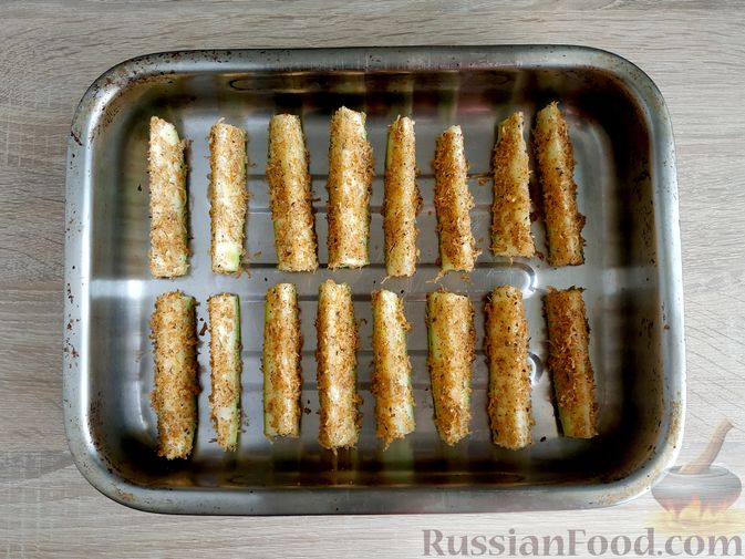 Фото приготовления рецепта: Дольки кабачков, запечённые в сырно-пряной панировке - шаг №8