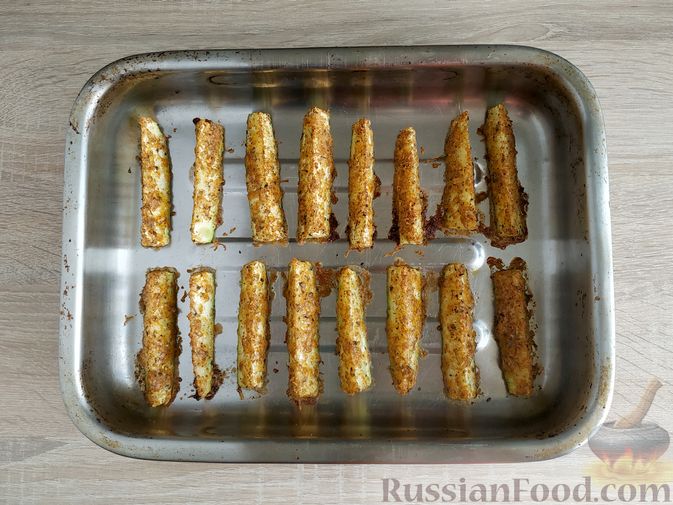 Фото приготовления рецепта: Дольки кабачков, запечённые в сырно-пряной панировке - шаг №9