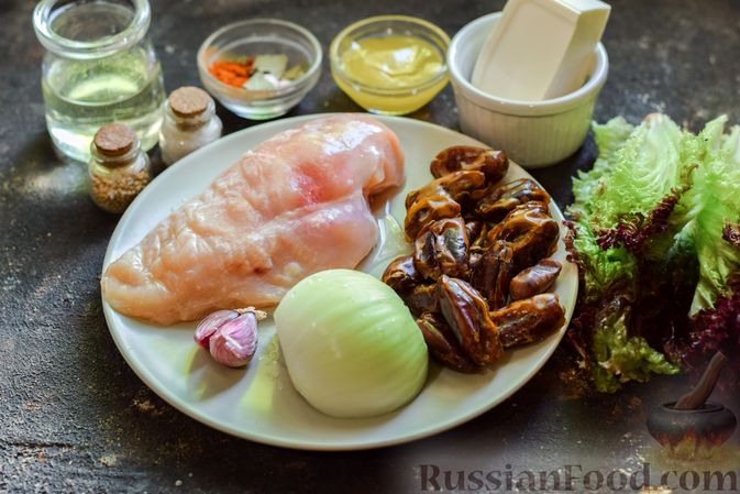 Фото приготовления рецепта: Салат из куриного филе с фетой и финиками - шаг №1