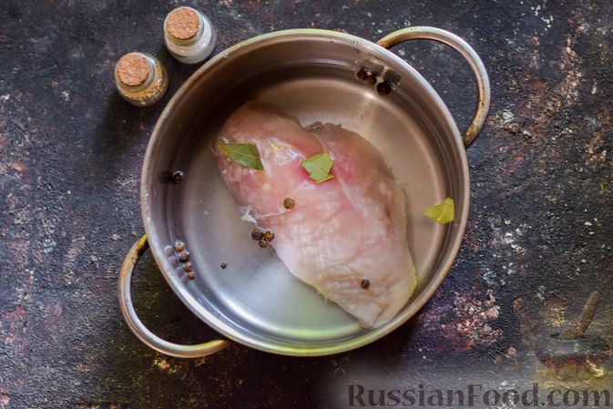 Фото приготовления рецепта: Салат из куриного филе с фетой и финиками - шаг №2