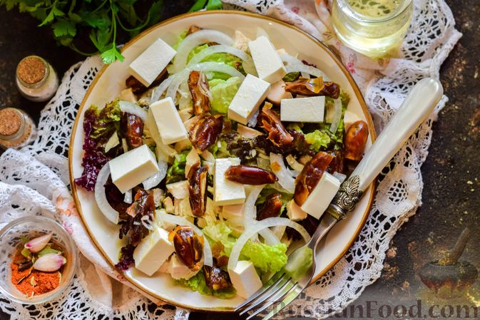 Фото приготовления рецепта: Салат из куриного филе с фетой и финиками - шаг №13