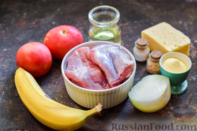 Фото приготовления рецепта: Свинина, запечённая с бананами, помидорами и луком - шаг №1