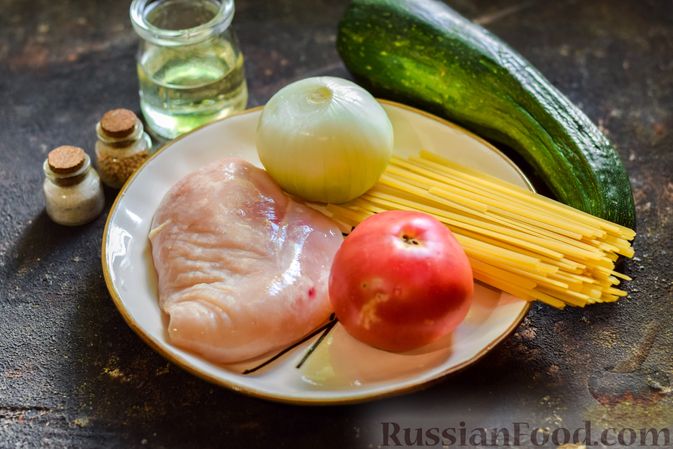 Фото приготовления рецепта: Суп с куриным филе, цукини, помидорами и лапшой - шаг №1