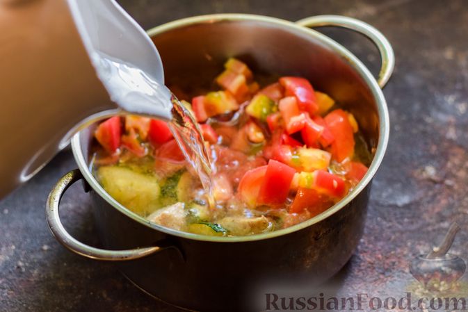 Фото приготовления рецепта: Суп с куриным филе, цукини, помидорами и лапшой - шаг №7