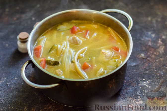 Фото приготовления рецепта: Суп с куриным филе, цукини, помидорами и лапшой - шаг №9