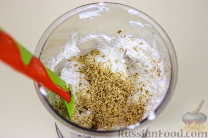 Фото приготовления рецепта: Песочное печенье «Глаза совы» с вишней и ореховым безе - шаг №4