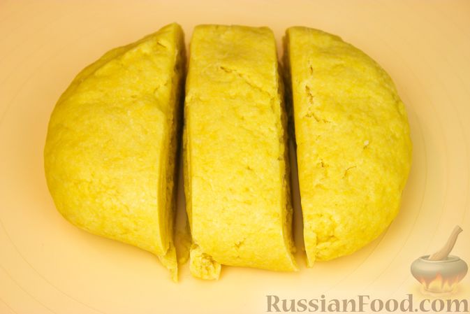 Фото приготовления рецепта: Песочное печенье «Глаза совы» с вишней и ореховым безе - шаг №5