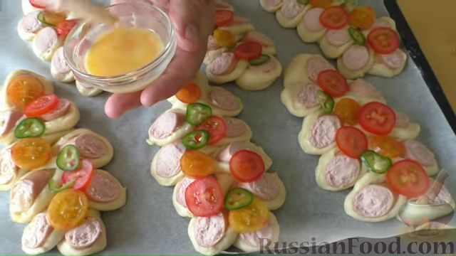 Фото приготовления рецепта: Сосиски в дрожжевом тесте, с помидорами и сыром - шаг №8