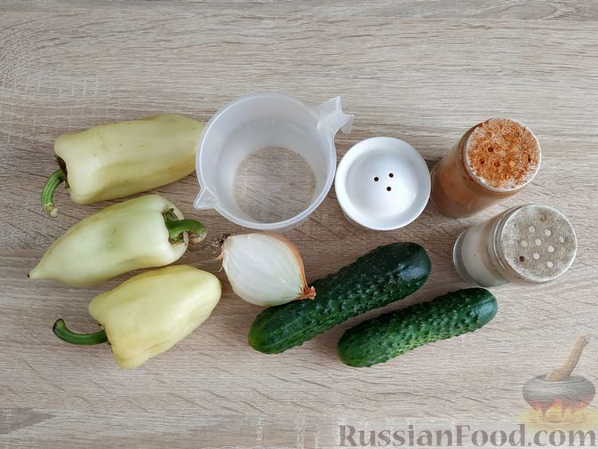 Фото приготовления рецепта: Холодный суп-пюре из болгарского перца и огурцов - шаг №1