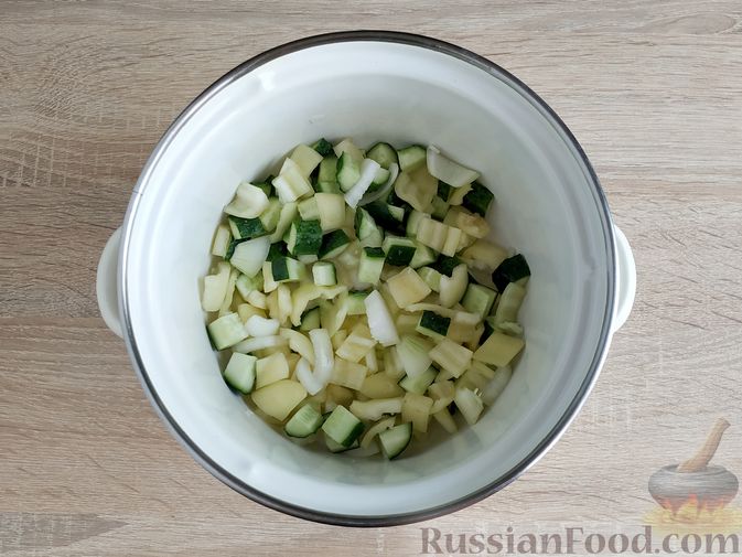 Фото приготовления рецепта: Холодный суп-пюре из болгарского перца и огурцов - шаг №5