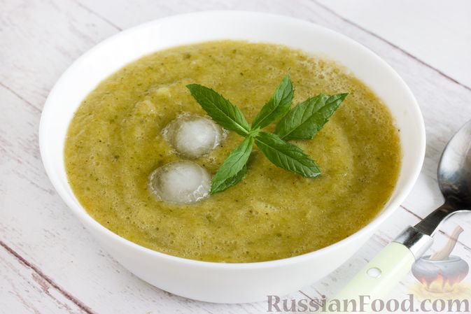 Фото приготовления рецепта: Холодный суп-пюре из болгарского перца и огурцов - шаг №13