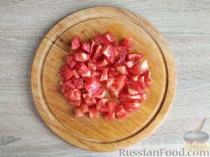 Фото приготовления рецепта: Куриная печень, тушенная с баклажанами и помидорами - шаг №10