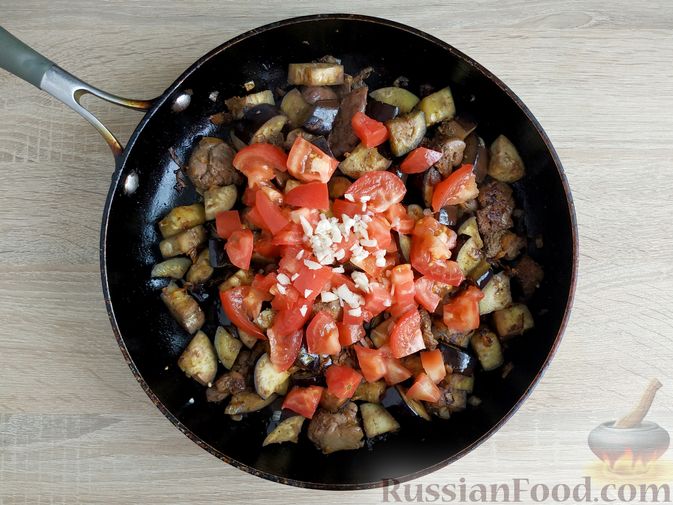 Фото приготовления рецепта: Куриная печень, тушенная с баклажанами и помидорами - шаг №12