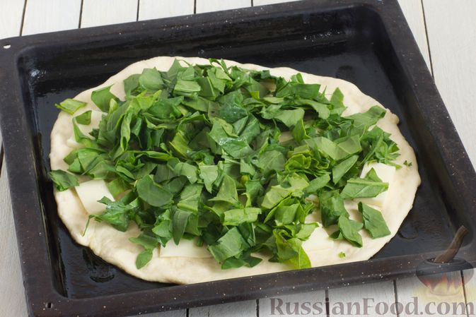 Фото приготовления рецепта: Пицца со шпинатом, авокадо и моцареллой, на дрожжевом тесте - шаг №8