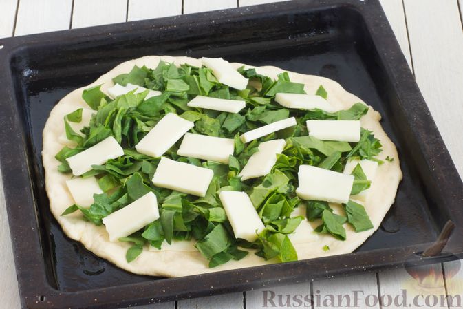 Фото приготовления рецепта: Пицца со шпинатом, авокадо и моцареллой, на дрожжевом тесте - шаг №9