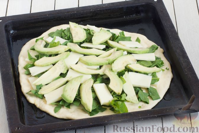Фото приготовления рецепта: Пицца со шпинатом, авокадо и моцареллой, на дрожжевом тесте - шаг №10