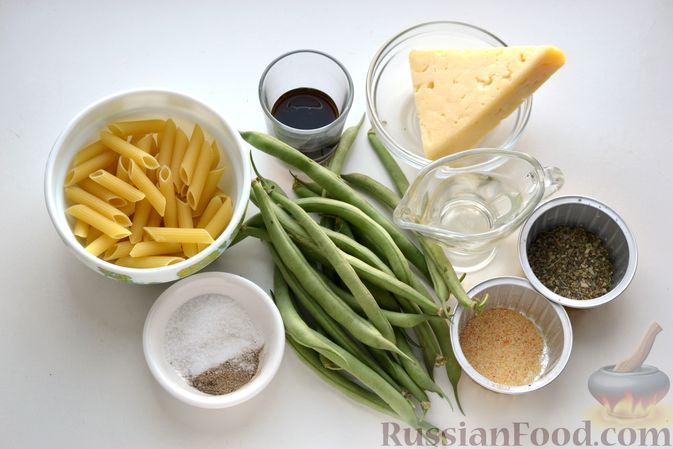 Фото приготовления рецепта: Макароны со стручковой фасолью и сыром (на сковороде) - шаг №1