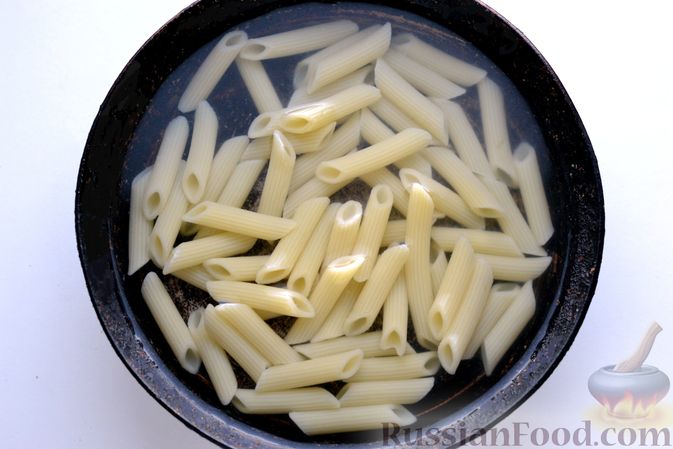 Фото приготовления рецепта: Макароны со стручковой фасолью и сыром (на сковороде) - шаг №2