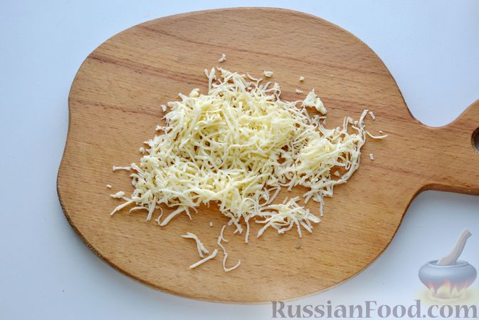 Фото приготовления рецепта: Макароны со стручковой фасолью и сыром (на сковороде) - шаг №5