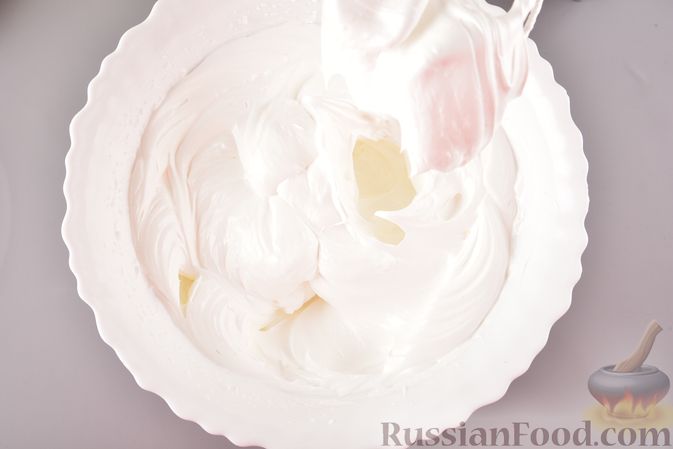 Фото приготовления рецепта: Ореховое безе с йогуртом и малиной - шаг №4