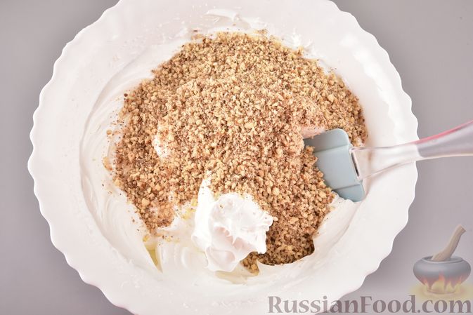 Фото приготовления рецепта: Ореховое безе с йогуртом и малиной - шаг №6