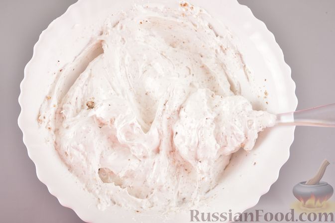 Фото приготовления рецепта: Ореховое безе с йогуртом и малиной - шаг №7