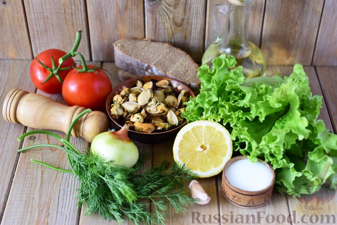 Фото приготовления рецепта: Салат с мидиями, помидорами и сухариками - шаг №1