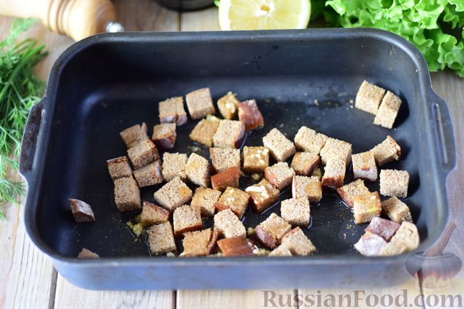 Фото приготовления рецепта: Салат с мидиями, помидорами и сухариками - шаг №5