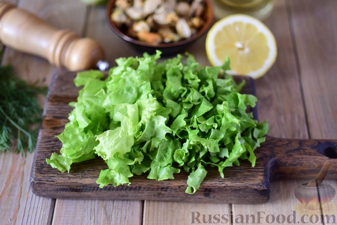 Фото приготовления рецепта: Салат с мидиями, помидорами и сухариками - шаг №7