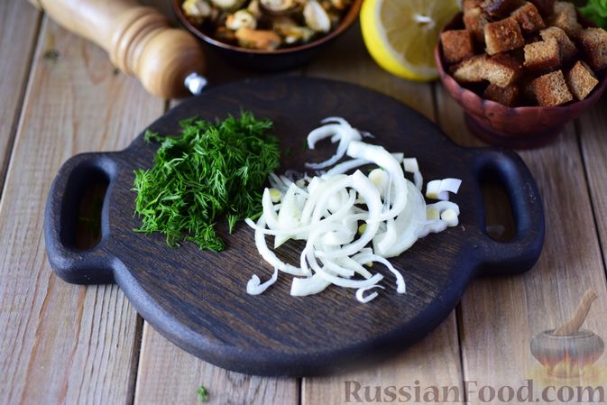 Фото приготовления рецепта: Салат с мидиями, помидорами и сухариками - шаг №9
