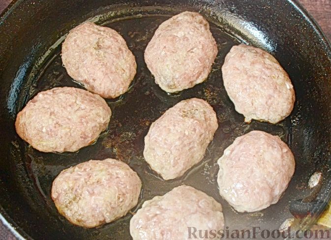 Фото приготовления рецепта: Котлеты, тушенные с картофелем и болгарским перцем - шаг №5