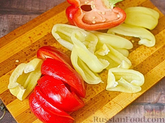 Фото приготовления рецепта: Котлеты, тушенные с картофелем и болгарским перцем - шаг №8