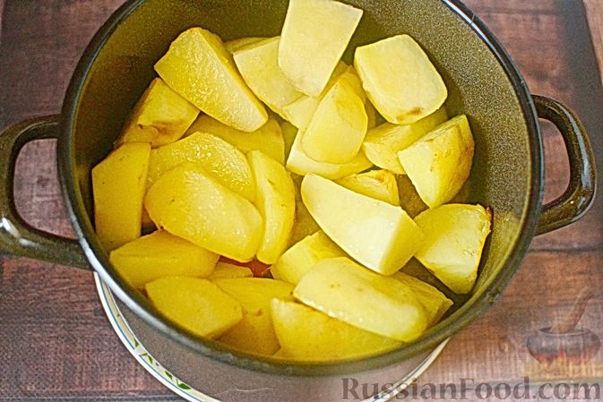 Фото приготовления рецепта: Котлеты, тушенные с картофелем и болгарским перцем - шаг №15