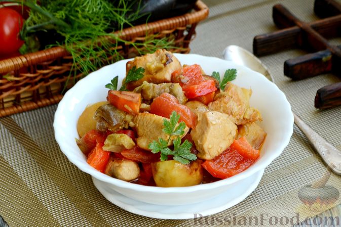 Фото к рецепту: Рагу с курицей, баклажанами, картошкой и болгарским перцем
