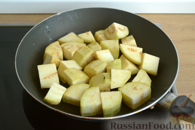 Фото приготовления рецепта: Рагу с курицей, баклажанами, картошкой и болгарским перцем - шаг №3