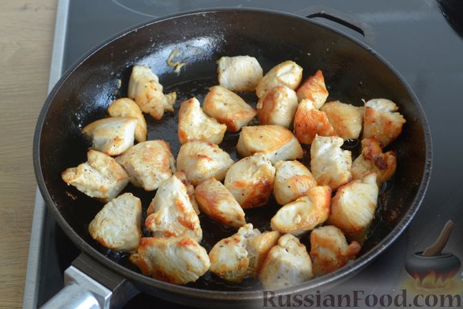 Фото приготовления рецепта: Рагу с курицей, баклажанами, картошкой и болгарским перцем - шаг №6