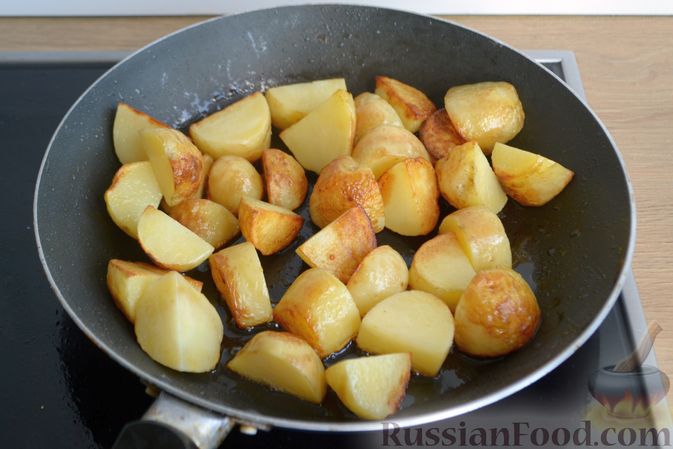 Фото приготовления рецепта: Рагу с курицей, баклажанами, картошкой и болгарским перцем - шаг №9