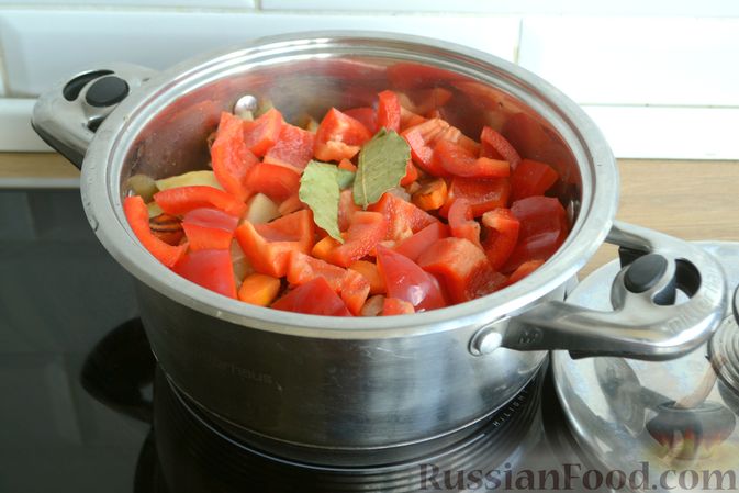 Фото приготовления рецепта: Рагу с курицей, баклажанами, картошкой и болгарским перцем - шаг №14