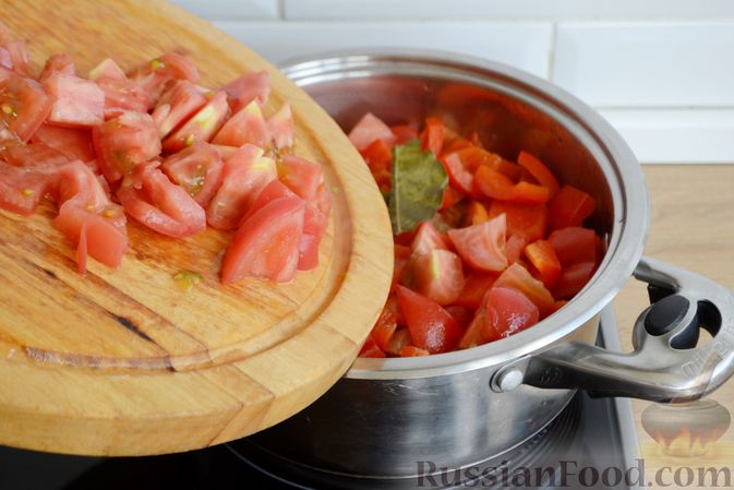 Фото приготовления рецепта: Рагу с курицей, баклажанами, картошкой и болгарским перцем - шаг №16