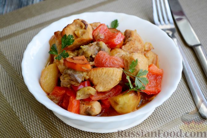 Фото приготовления рецепта: Рагу с курицей, баклажанами, картошкой и болгарским перцем - шаг №18