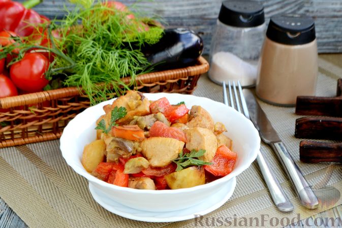 Фото приготовления рецепта: Рагу с курицей, баклажанами, картошкой и болгарским перцем - шаг №19