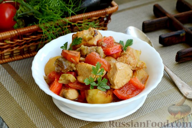 Фото приготовления рецепта: Рагу с курицей, баклажанами, картошкой и болгарским перцем - шаг №20