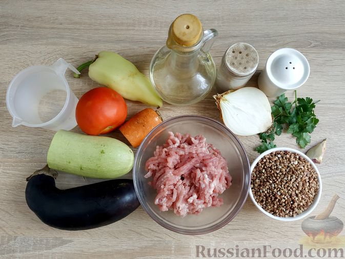Фото приготовления рецепта: Гречка с фрикадельками, кабачками и баклажанами (на сковороде) - шаг №1