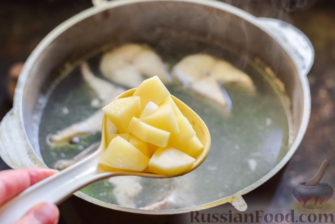 Фото приготовления рецепта: Рыбный суп из скумбрии с пшеном - шаг №8
