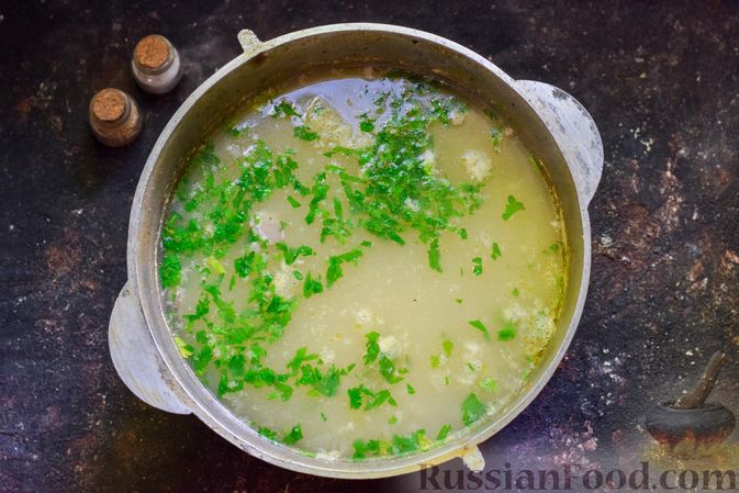 Фото приготовления рецепта: Рыбный суп из скумбрии с пшеном - шаг №11