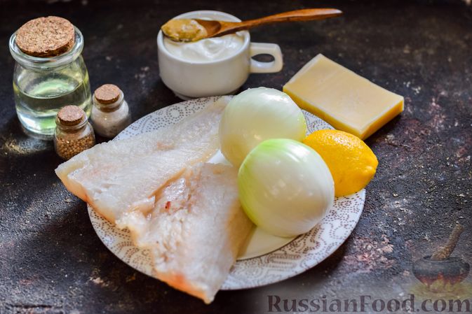 Фото приготовления рецепта: Минтай, запечённый в горчично-майонезном соусе, с луком и сыром - шаг №1