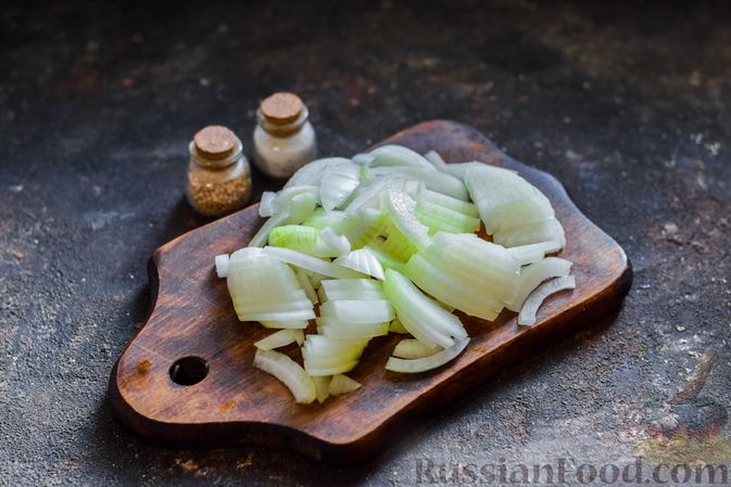 Фото приготовления рецепта: Минтай, запечённый в горчично-майонезном соусе, с луком и сыром - шаг №2