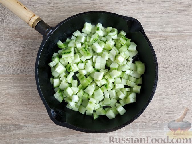 Фото приготовления рецепта: Овощное рагу с огурцами и сладким перцем - шаг №3