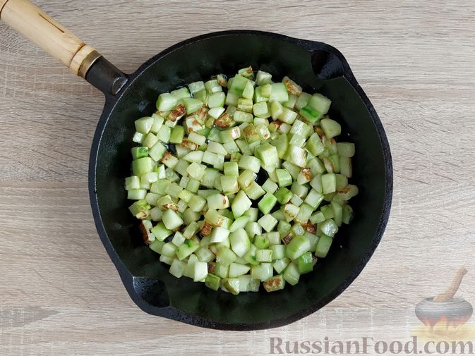 Фото приготовления рецепта: Овощное рагу с огурцами и сладким перцем - шаг №4