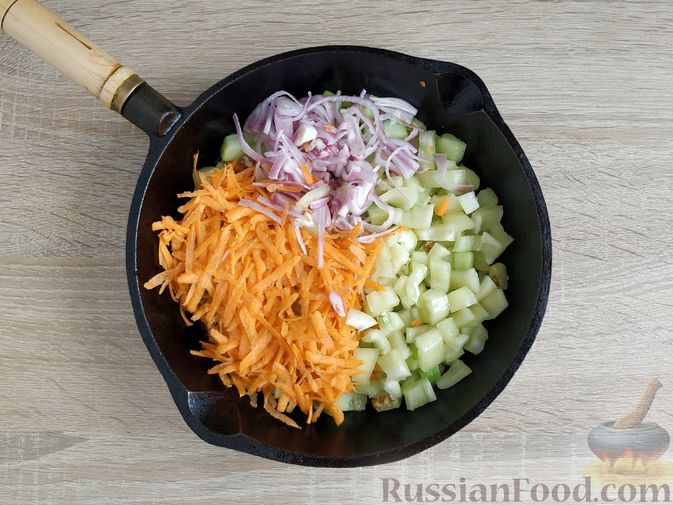Фото приготовления рецепта: Овощное рагу с огурцами и сладким перцем - шаг №6
